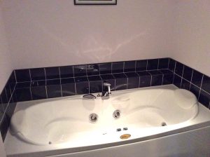 Jacuzzi bath tub in Club Cottage,
