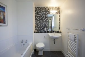 Loch Ness holiday home en suite with shower and bath